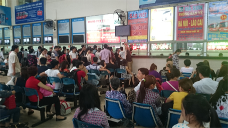 Cửa ngõ thành phố lại tắc nghẽn vì dòng người bỏ phố về tỉnh